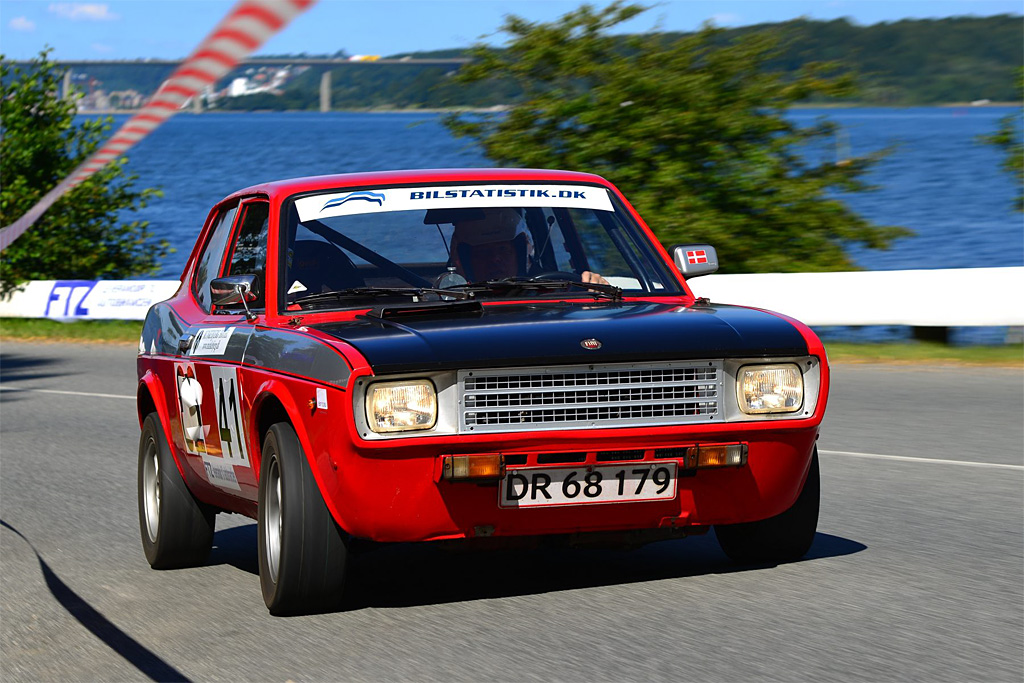 Horsenskøreren Lars Bækkelund bruger sin Fiat 128 Coupé i både hastighedsrally, pålidelighedsrally samt Hillclimb. Her er han lynskudt i sidstnævnte sportsgren under Munkebjerg Hillclimb ved Vejle Fjord
(Foto: Michael Eisenberg)